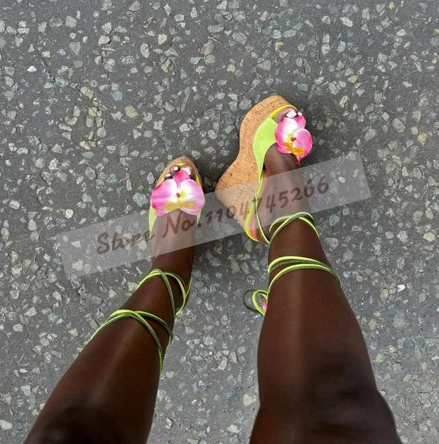 Женские босоножки на пробковой платформе с розовым цветком, деревянные модельные туфли на танкетке с розовым цветком, неоново-зеленые туфли-лодочки на шнуровке с открытой пяткой