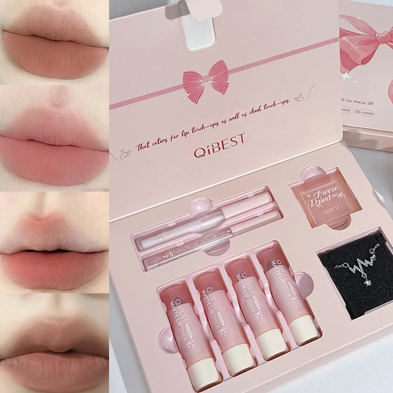 Schmetterlings-Make-up-Set: Lippenöl, Rouge, Lippenstift, Lippenmilch mit einer Vielzahl von Make-up-Weihnachtsgeschenken
