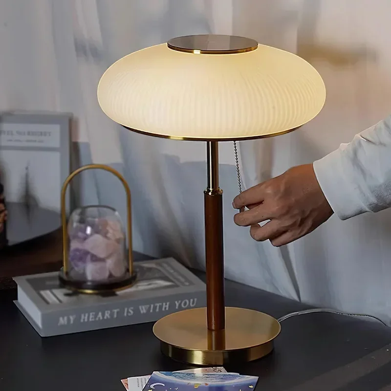 Retro Schreibtischlampe LED Weiß Glas Tischleuchte Nordic Beleuchtungskörper Schlafzimmer Wohnzimmer Nachttisch Studie Homestay Luxus Dekor