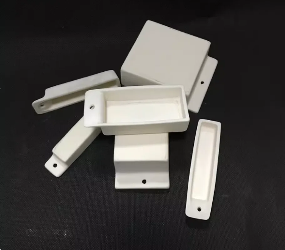 Outer Length 100mm Rectangular Aluminum Boat With Hole / Square Alumina Ceramic Melting Crucibles Al2O3 Corundum Ingot Crucible