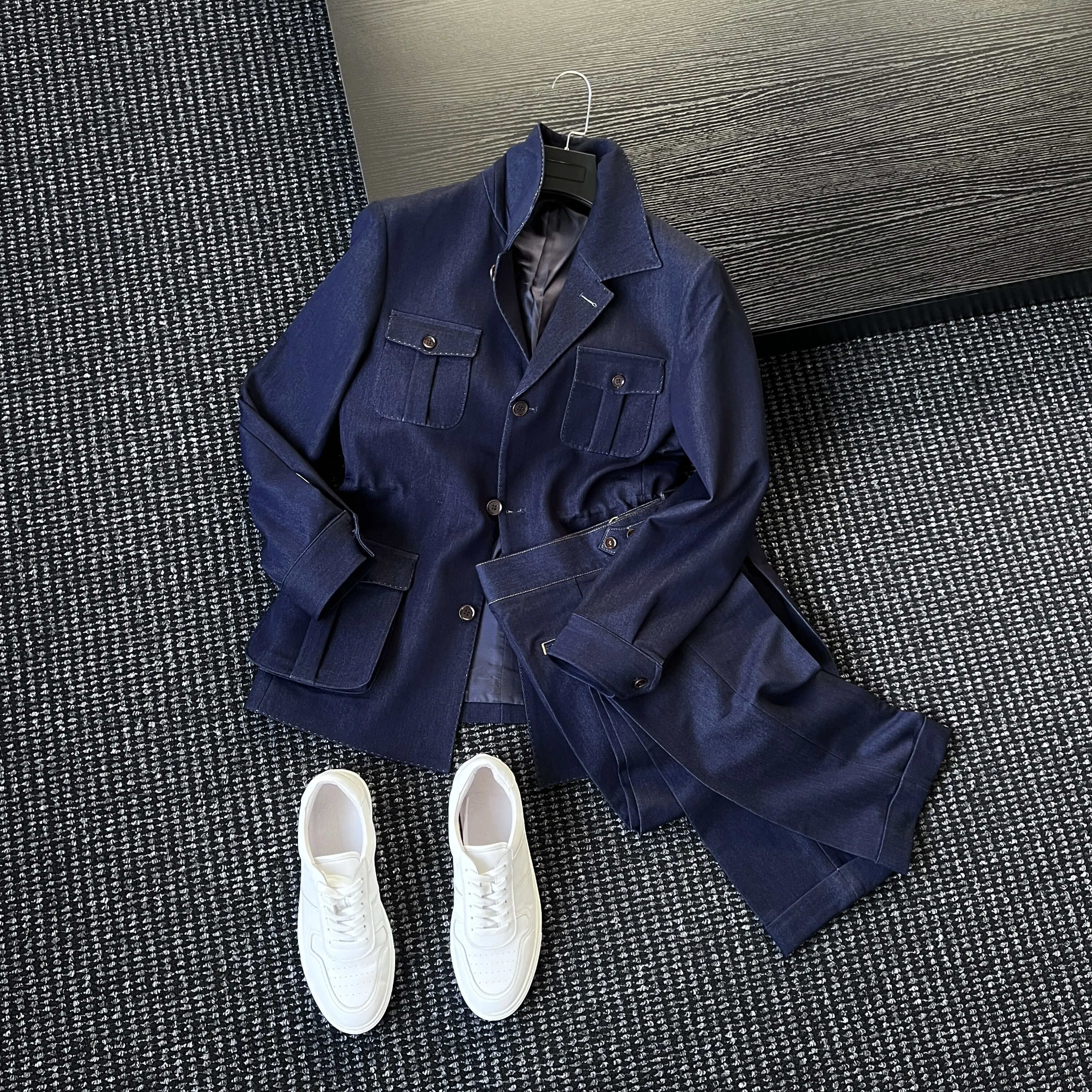 

Мужская джинсовая куртка с яркими бусинами в стиле ретро, синего цвета, высокого качества.