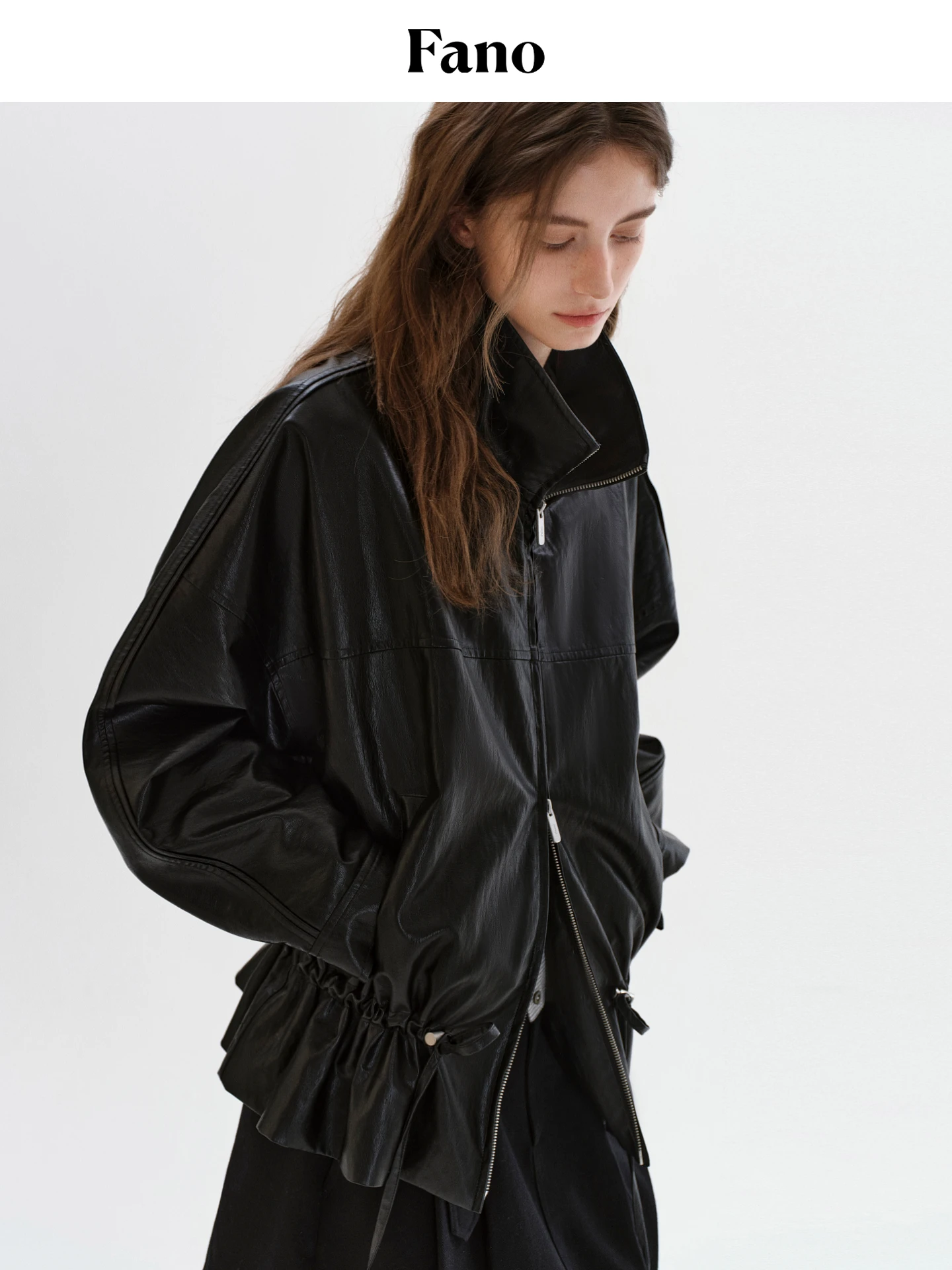 Casaco Feminino Fano de Couro Sintético com Gola Alta, Zíper Duplo e Detalhe de Ombro Caído para o Dia a Dia