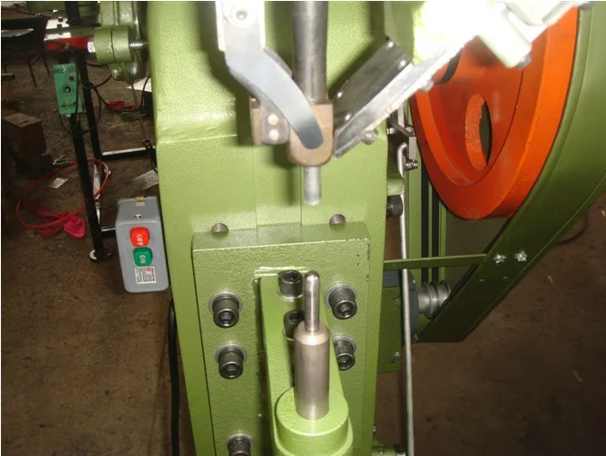 Machine à riveter automatique pour rivets creux et semi-creux solides pour vêtements, chaussures, papeterie cuir et produits de quincaillerie