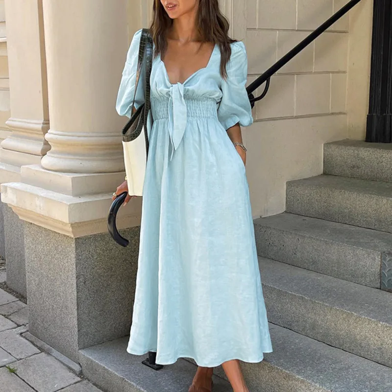 Abito longuette chic con maniche a sbuffo per l'estate 2025 con scollo a V e tessuto in cotone e lino con vita smock per un aspetto diurno Breezy