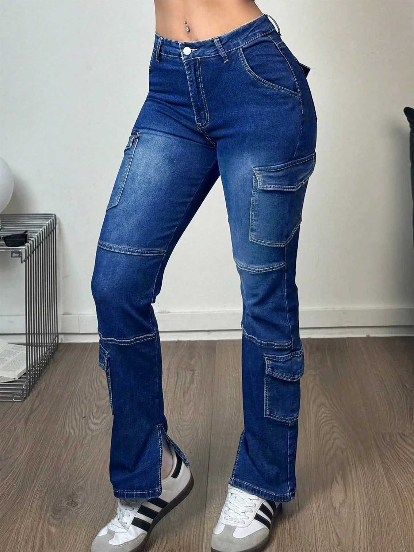 

Plus-size women's high-waisted jeans, dark blue multi-pocket cargo style high-waisted jeans with flared hem and slits.