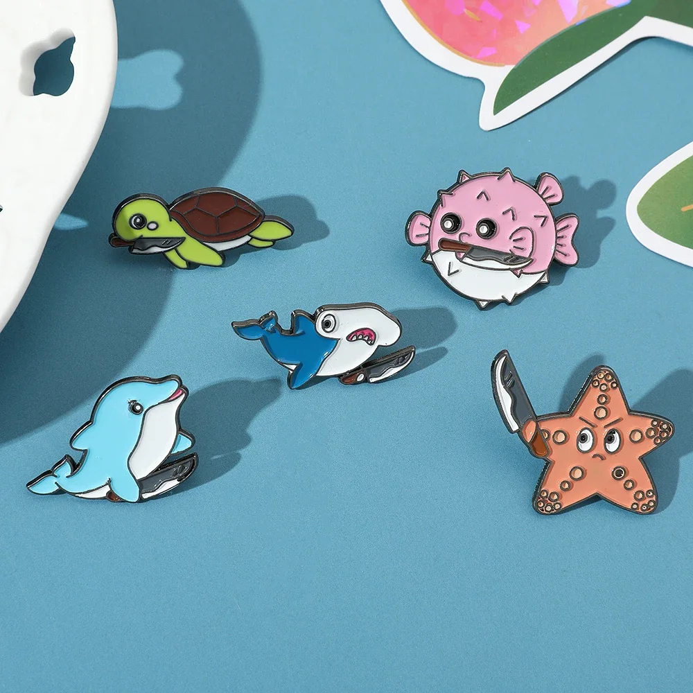 Niedliches Meeres tier mit Messer Emaille Pin kreative Cartoon Delphin Seestern Schildkröte Kugelfisch Broschen Revers Abzeichen Geschenk für Kind