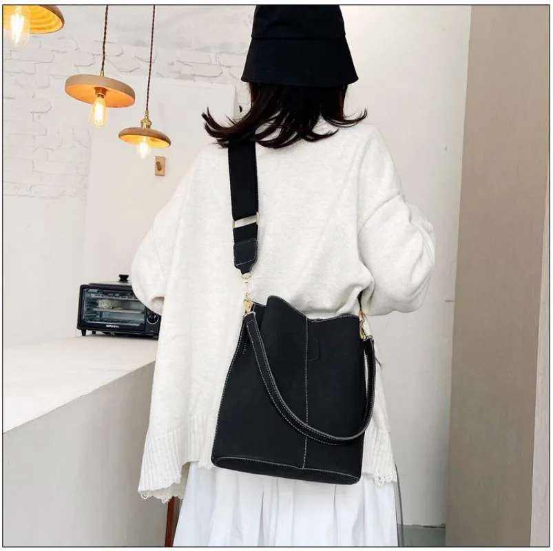 Torba typu Bucket ze skóry matowej dla kobiet zamszowa modna torba na ramię typu crossbody torebka o dużej pojemności Retro prosta codzienna torba listonoszka — zdjęcie 5