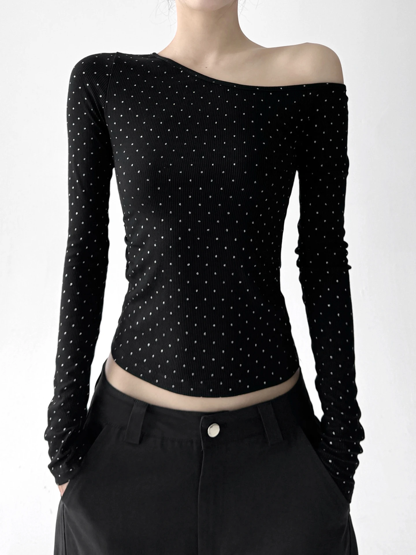 เสื้อยืดแขนยาวทรงไม่สมมาตรแบบเซ็กซี่สำหรับผู้หญิง โชว์ไหล่ ผ้าใยสังเคราะห์ สไตล์ลำลอง รุ่นใหม่ล่าสุดสำหรับฤดูใบไม้ร่วง สไตล์สตรีท