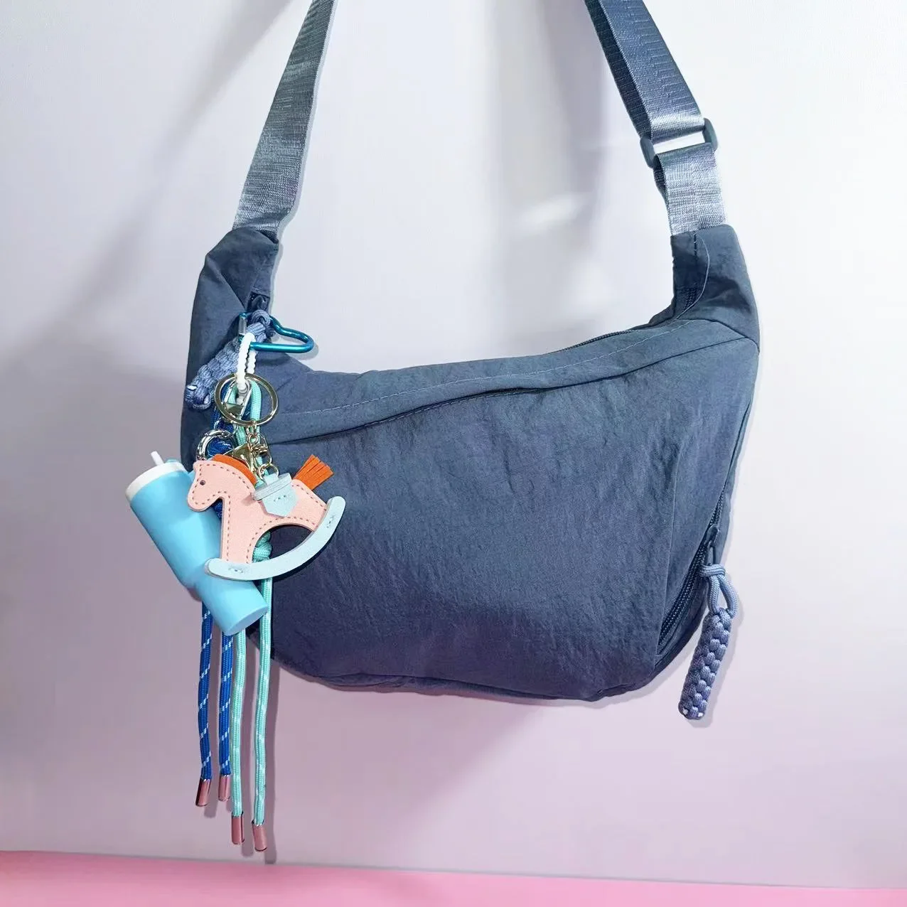 

Nylon Fabric Shoulder Bag With Charms New High Capacity Women's Crossbody Messenger Bag Leisure Versatile Shoulder Hobos Bag