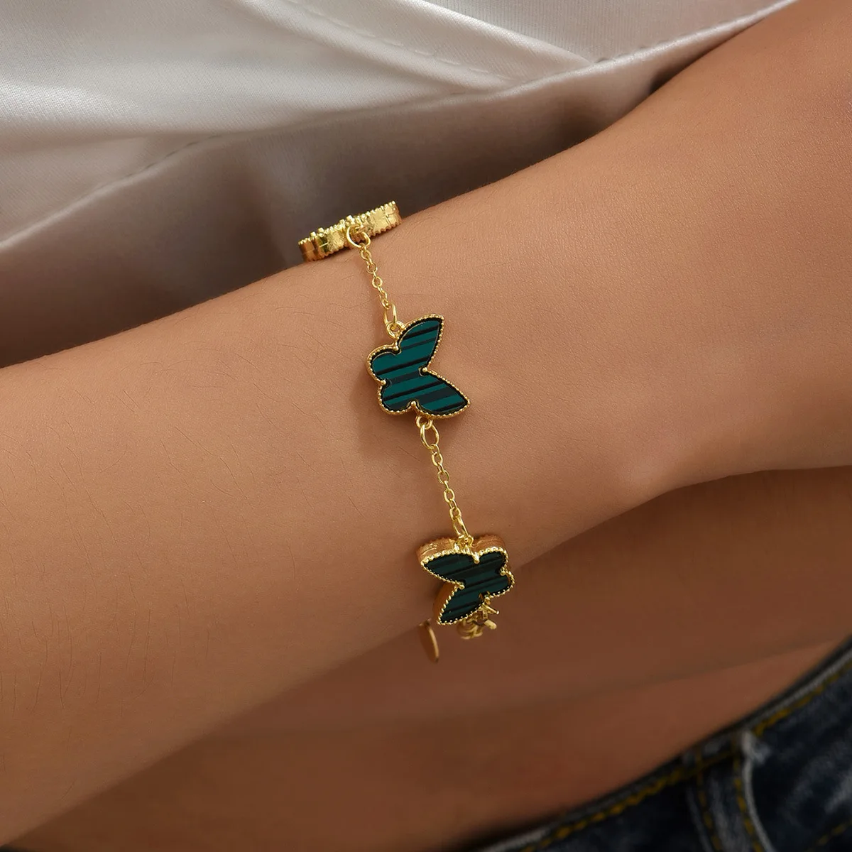 Fashion Lucky Four-Leaf Clover Butterfly Pendant Bracelet for Women Simple Delicacy Bracelet Party Jewelry Accessries Gifts