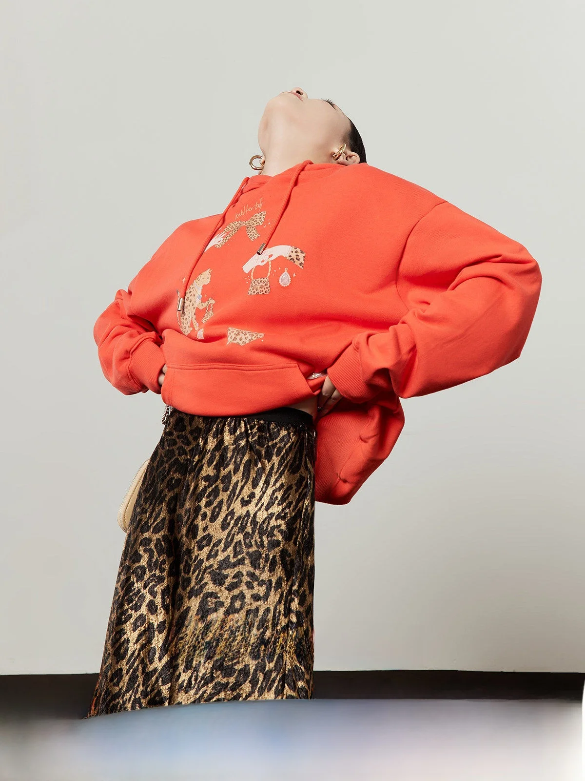 

Оранжевый свободный повседневный свитшот с леопардовым принтом, женский, весенняя новинка, бренд Sle Zhou Li Wu, с капюшоном, длинными рукавами, термотоп