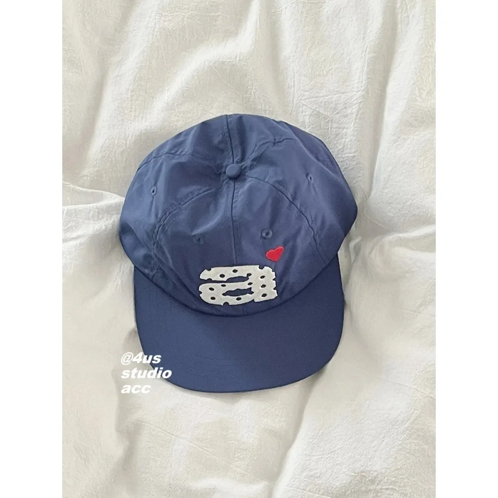 Il nuovo berretto da baseball a tesa piatta da donna estivo traspirante ad asciugatura rapida ricamato mostra il viso piccolo