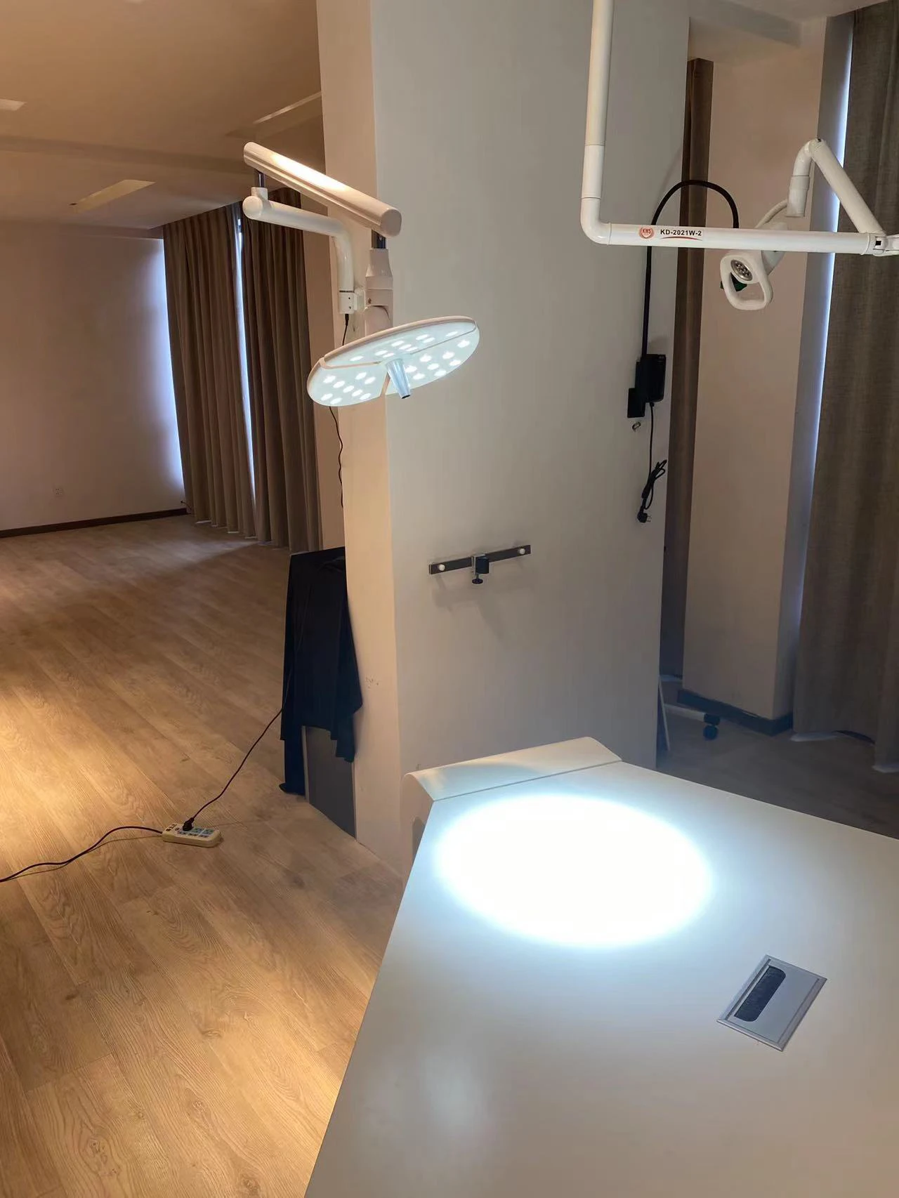 Shadowless Sensor Lamp 36W Versatile Wall Mounted LED Surgical Lighting For Dental, Cosmetic, Veterinary Procedures