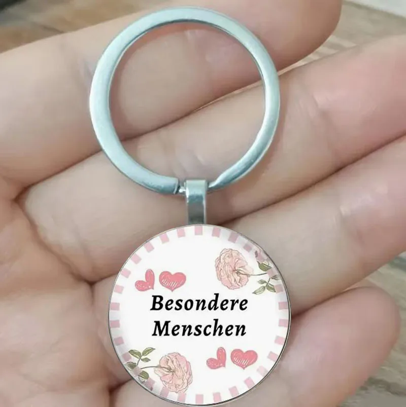 Женский-брелок-с-подвеской-и-цветочным-дизайном