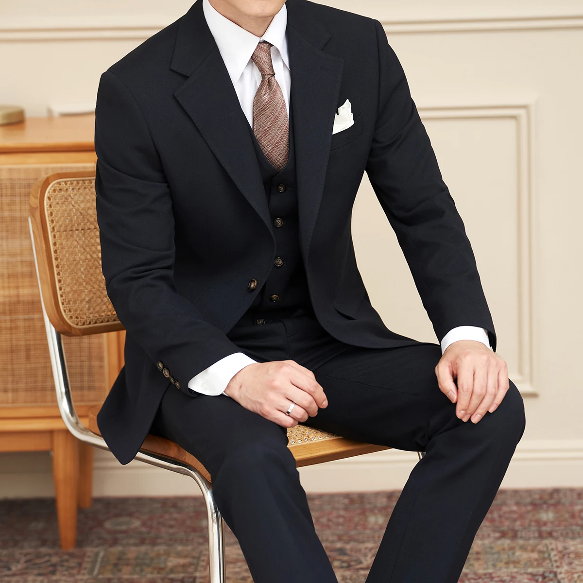 Les banquets pour hommes de haute qualité sont livrés avec un ensemble de mariage trois pièces décontracté d'affaires polyvalent et tendance