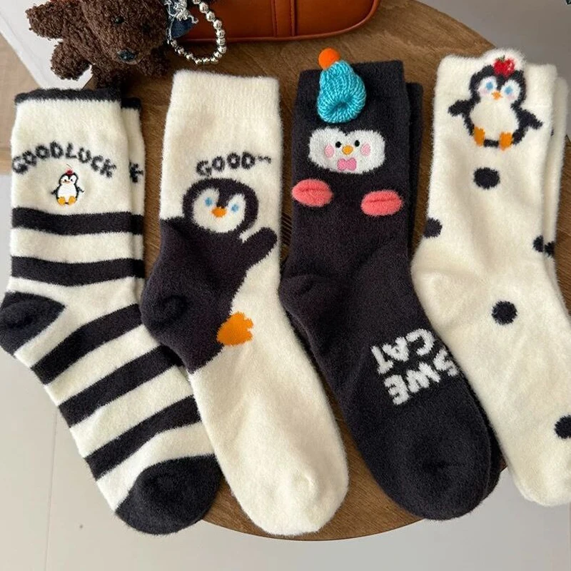 4 Paar Kawaii-Socken für Damen, Cartoon-Pinguin, niedlich, vielseitig, mittlere Röhrensocken, Winter, verdickt, warm, Plüsch-Bodensocken für Mädchen