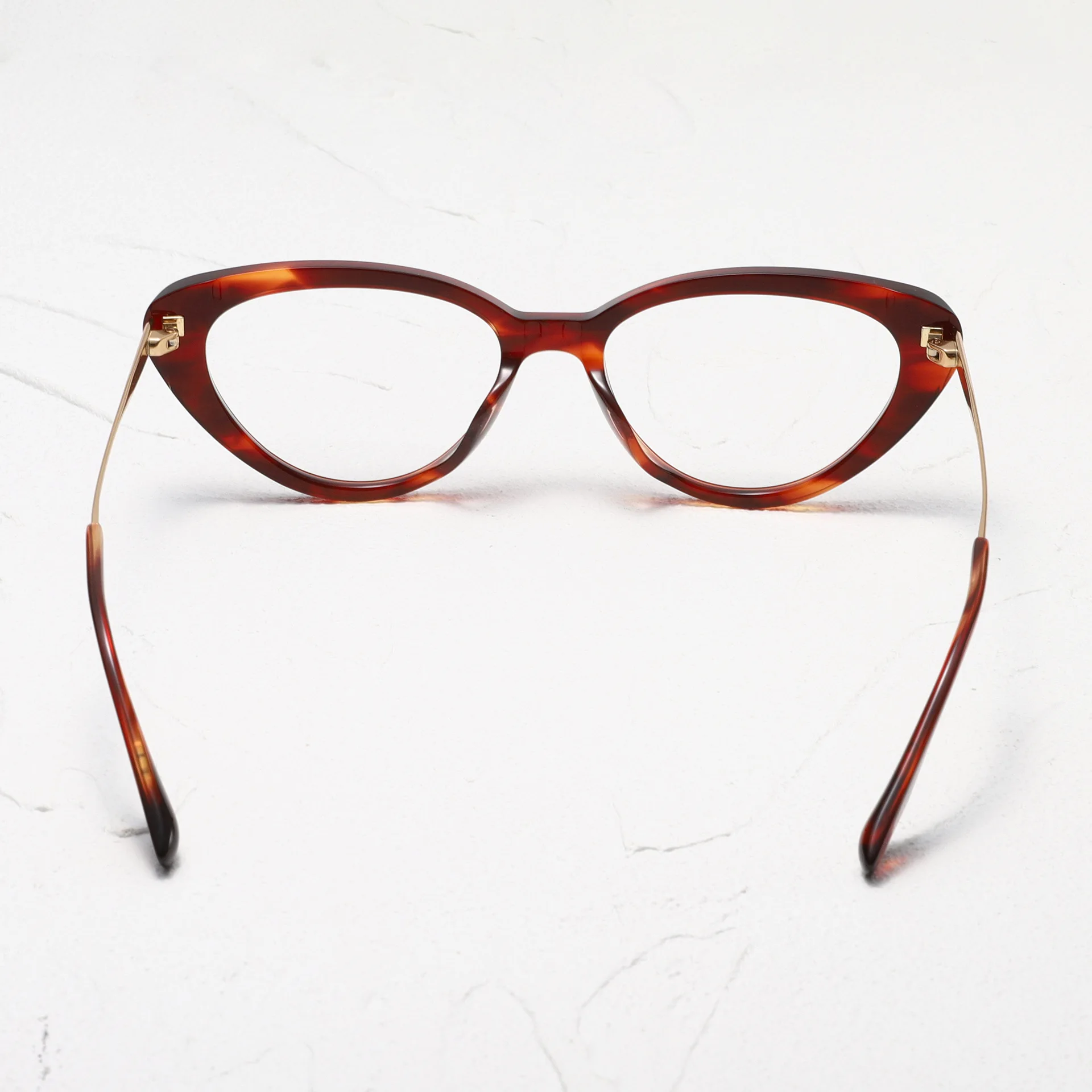 يمكن إطارات النظارات النسائية العصرية ذات وصفة طبية من خلات السلحفاة مع قصر النظر.