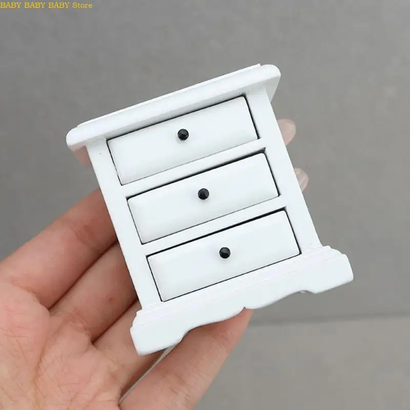 

Q81A Элегантная миниатюрная ночная стенд 1/12 шкала кукол прикроватных прикроватных с тремя функциональными ящиками дисплей