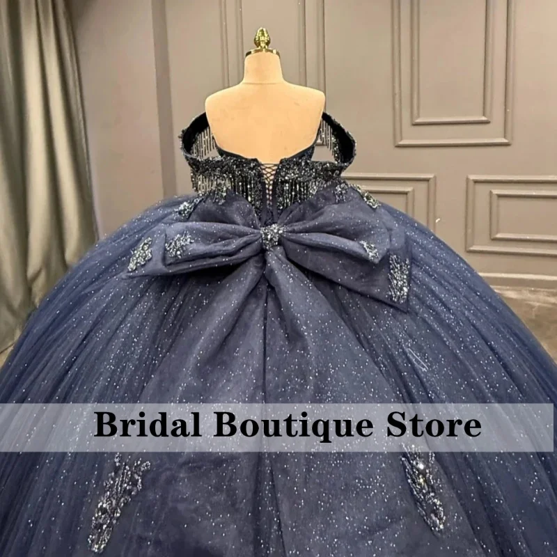ネイビーブルーの光沢のあるキンセアニェーラドレス、オフショルダー、アップリケ、レース、ビーズ、クリスタル、ボウ、ティアードチュール、誕生日、スイート、カスタマイズ可能