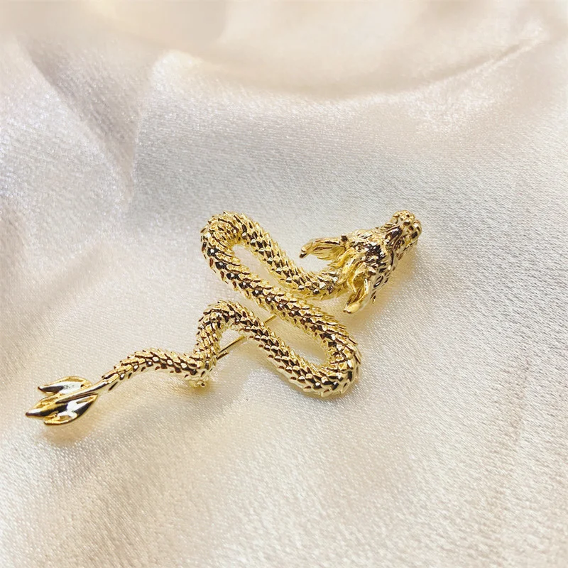 

Брошь в китайском стиле с золотым драконом, элегантная высококачественная булавка для пальто, костюмов и ципао, уникальный изысканный аксессуар