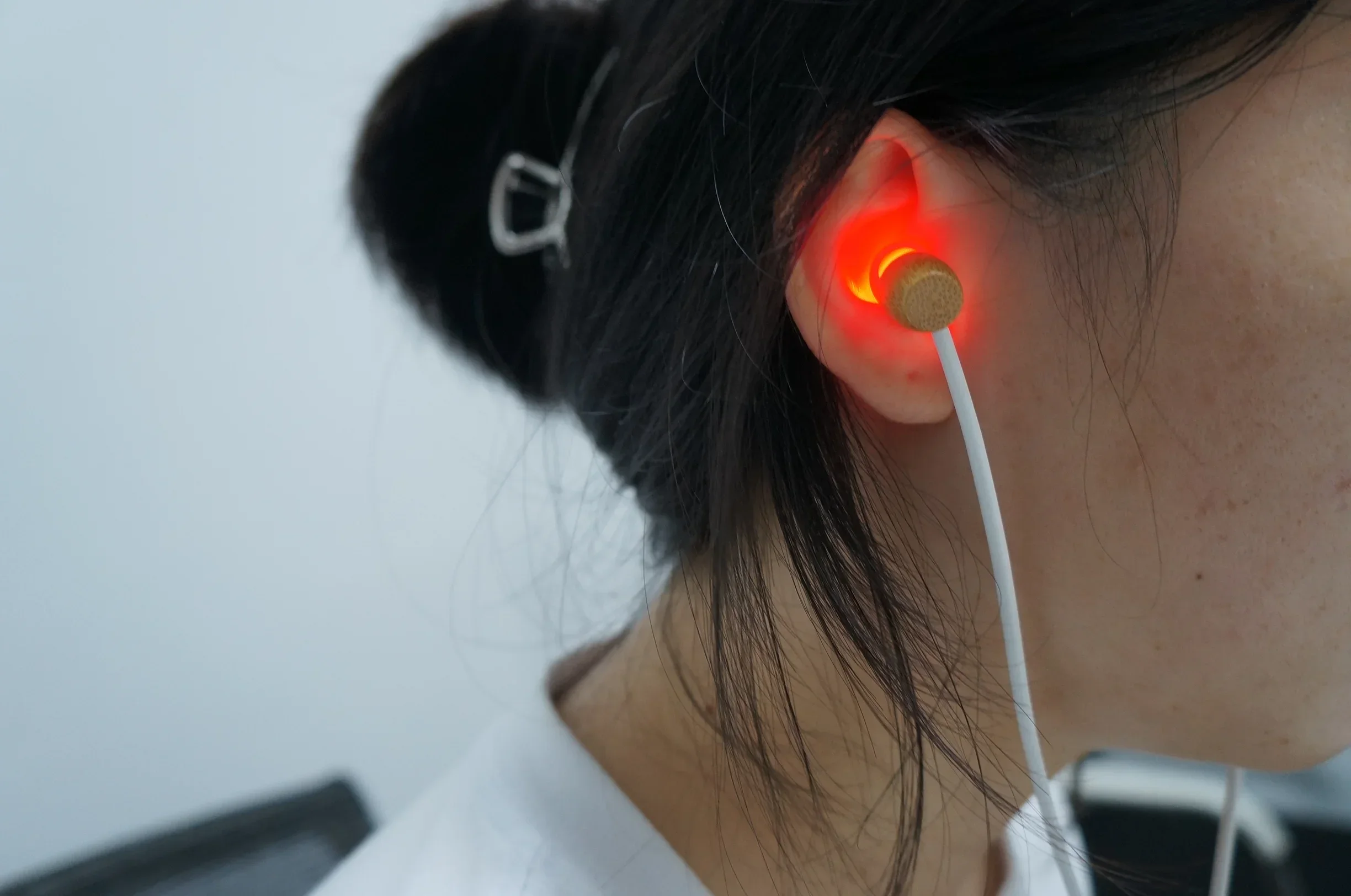 LLLT 650nm Irradiation Ear Laser Therapy Relieves Earaches Improves Hearing Physiotherapy Instrument