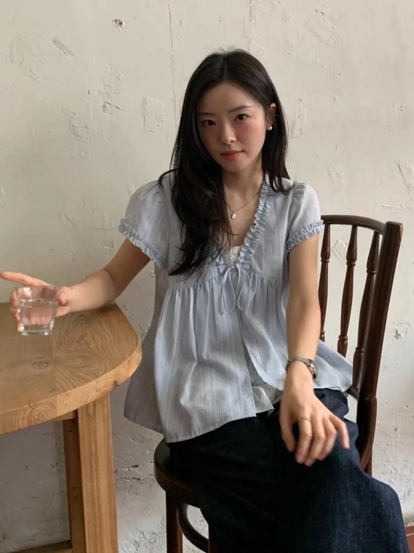 เสื้อผ้าชุดเดรสเดี่ยวคอวีทรงหลวมสีน้ำเงิน ดีไซน์ฤดูร้อนสำหรับผู้หญิง ให้ความรู้สึกสดใส พร้อมปกเสื้อไม้