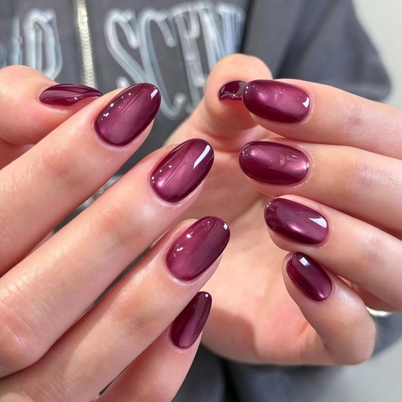 A complete set of 30 medium oval fake nails, designed with shiny burgundy cat eye solid color, including 1 jelly glue and 1 nail