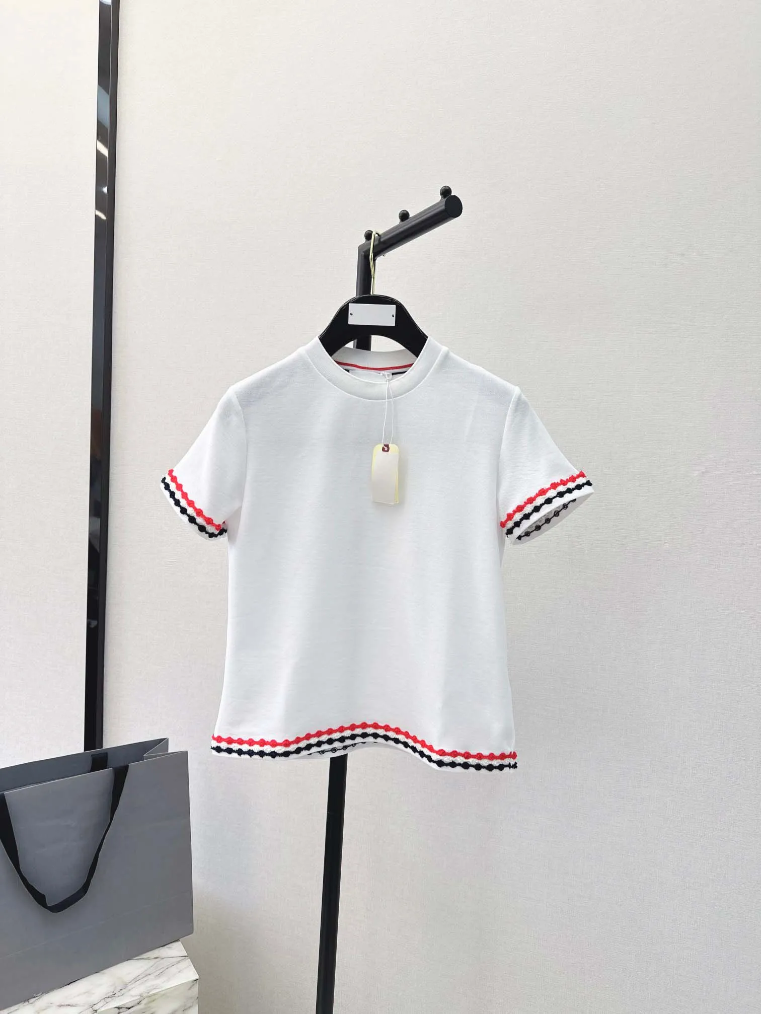 High quality new age reducing college style contrasting ribbon design, threaded all cotton material short sleeved T-shirt