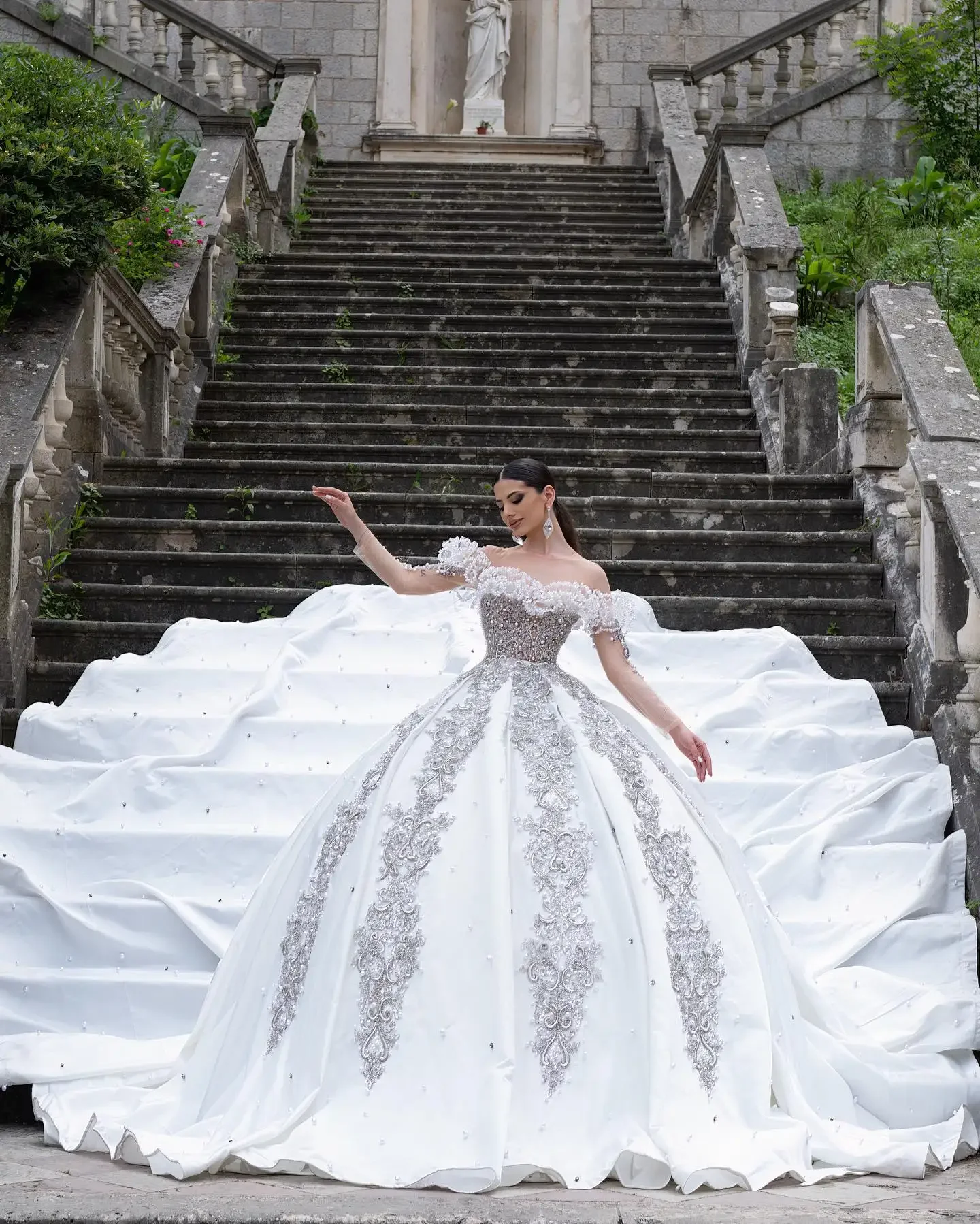 New Luxury Handmade A-Line Crystal Bead Women's Fluffy Wedding Dress Sexy Off Shoulder Long Sleeved Bridal Gown Customized
