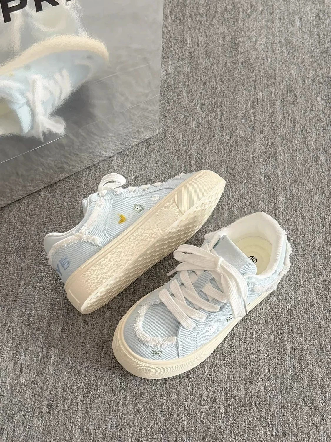 Vintage vulkanisierte Canvas-Schuhe für Damen mit Sternenstickerei, klobige Plateau-Sneaker im Retro-Stil, lässige Distressed-Sneaker. – Detail 4