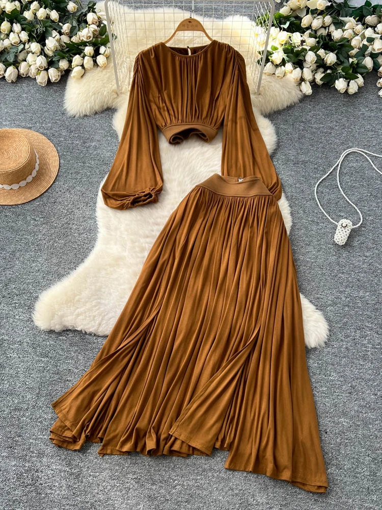 طقم نسائي أنيق مكون من قميص بأكمام قصيرة وتنورة عالية الخصر مشقوقة، مناسب للخريف والأزياء العصرية والعمل