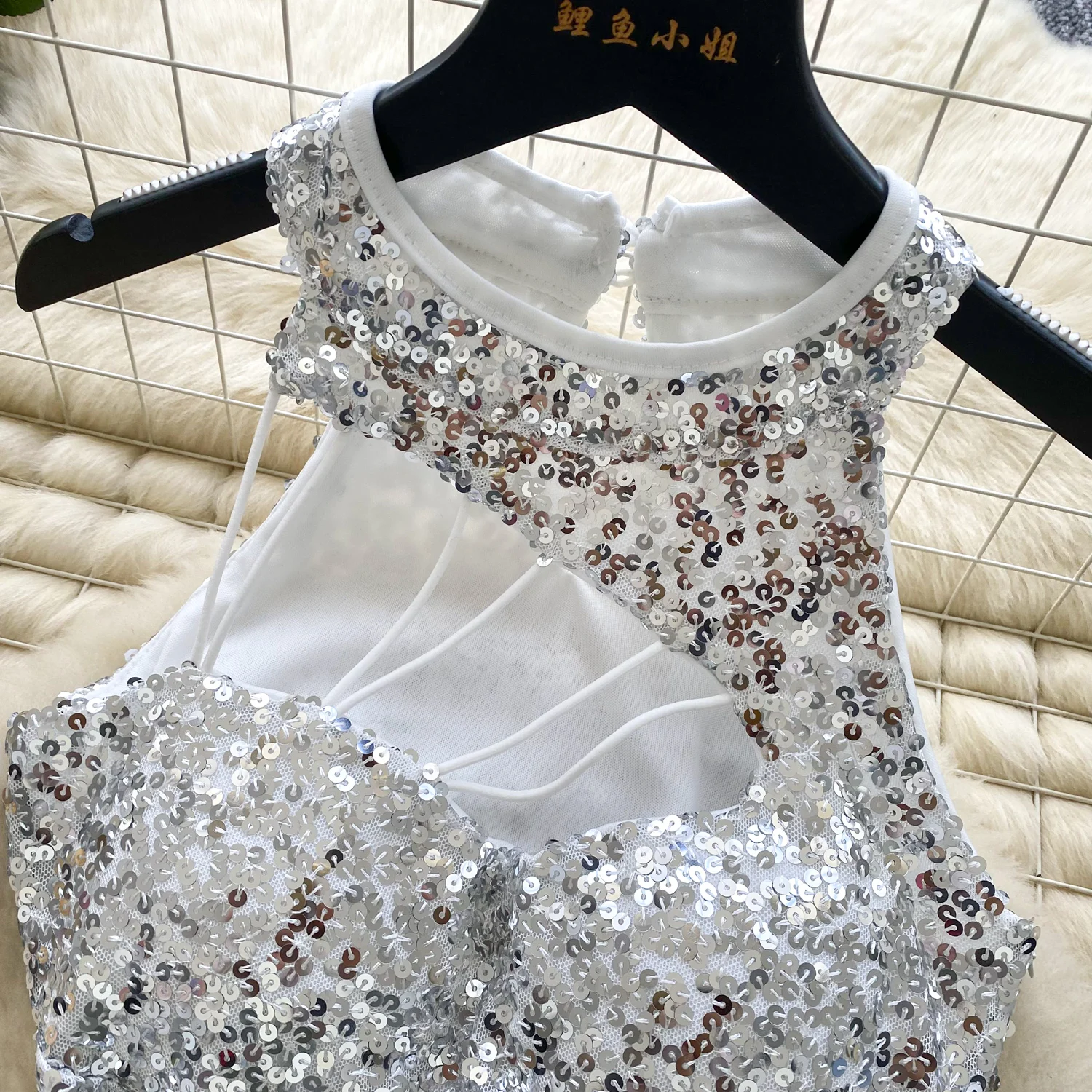 Robe française légère de luxe, col licou, sans manches, mode d'été pour femmes, Slim, moulante aux hanches, paillettes, Mini robe, 2025