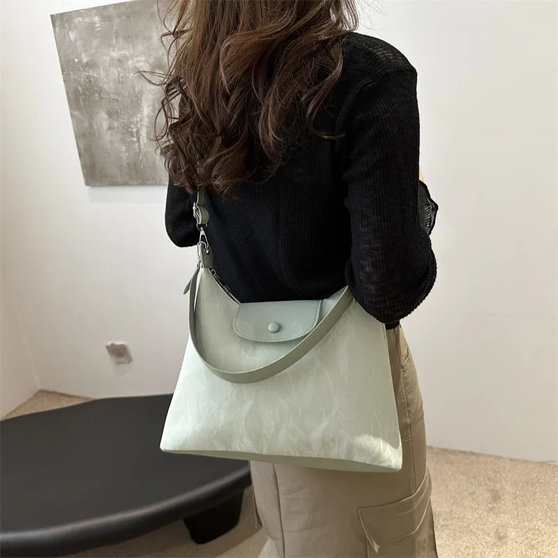Prosta i duża torba na ramię dojeżdżająca do pracy w kolorze miętowej zieleni Modna damska torba na ramię 2024 Summer New Simple Messenger Bag
