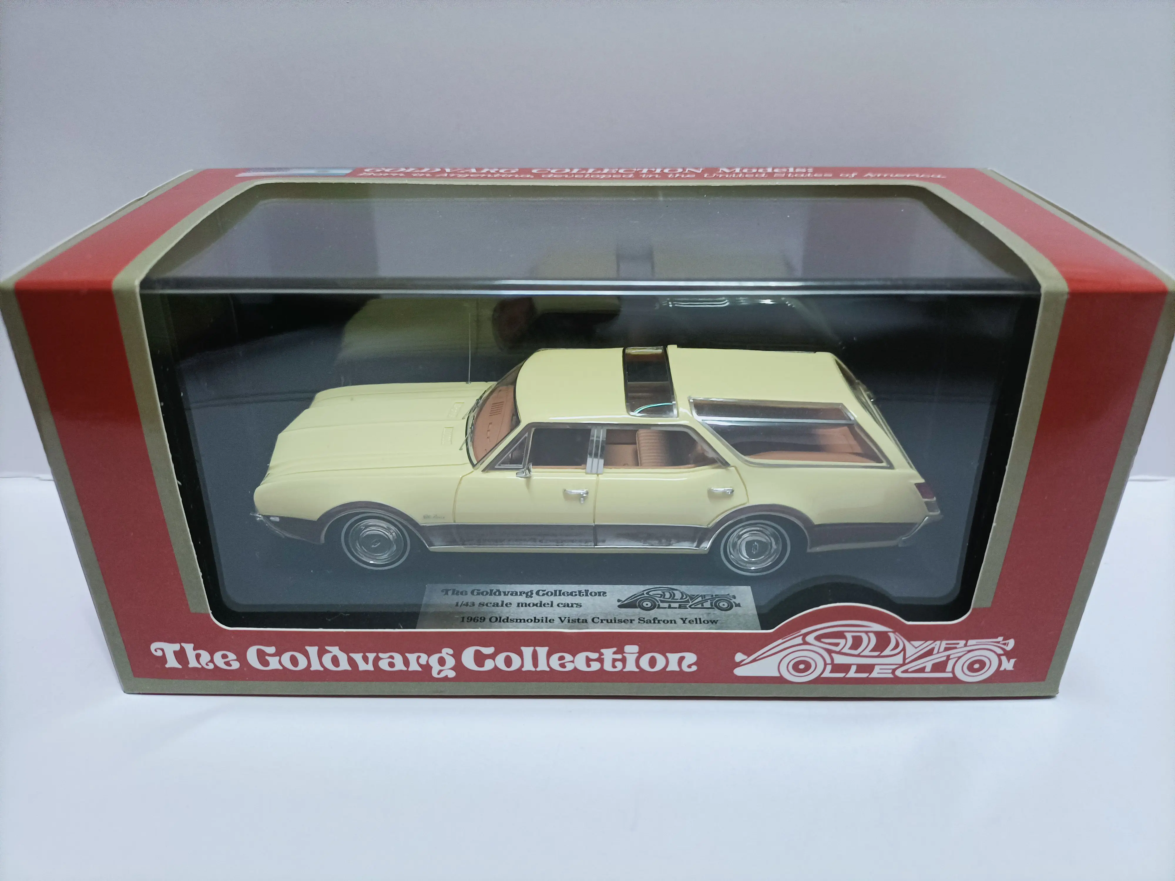 Goldvarg 1:43 Oldsmobile Vista Cruiser Vintage Car Simulation Limited Edition Resin Metal Static Car Model Toy Gift