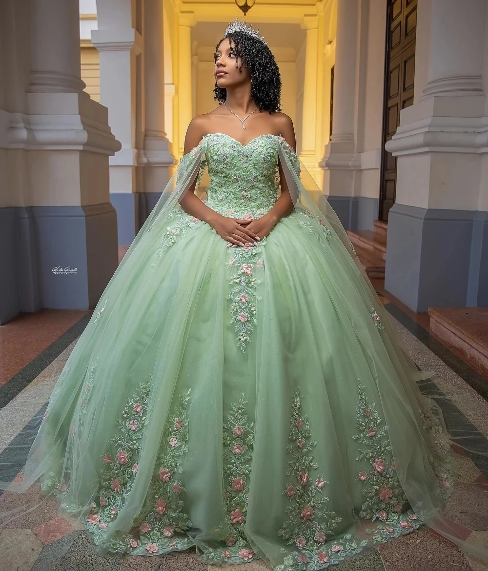 2025 Abiti Quinceanera verde salvia con applicazioni floreali rosa con spalle scoperte Abito da ballo Vestido De 15 Anos Corsetto Principessa dolce