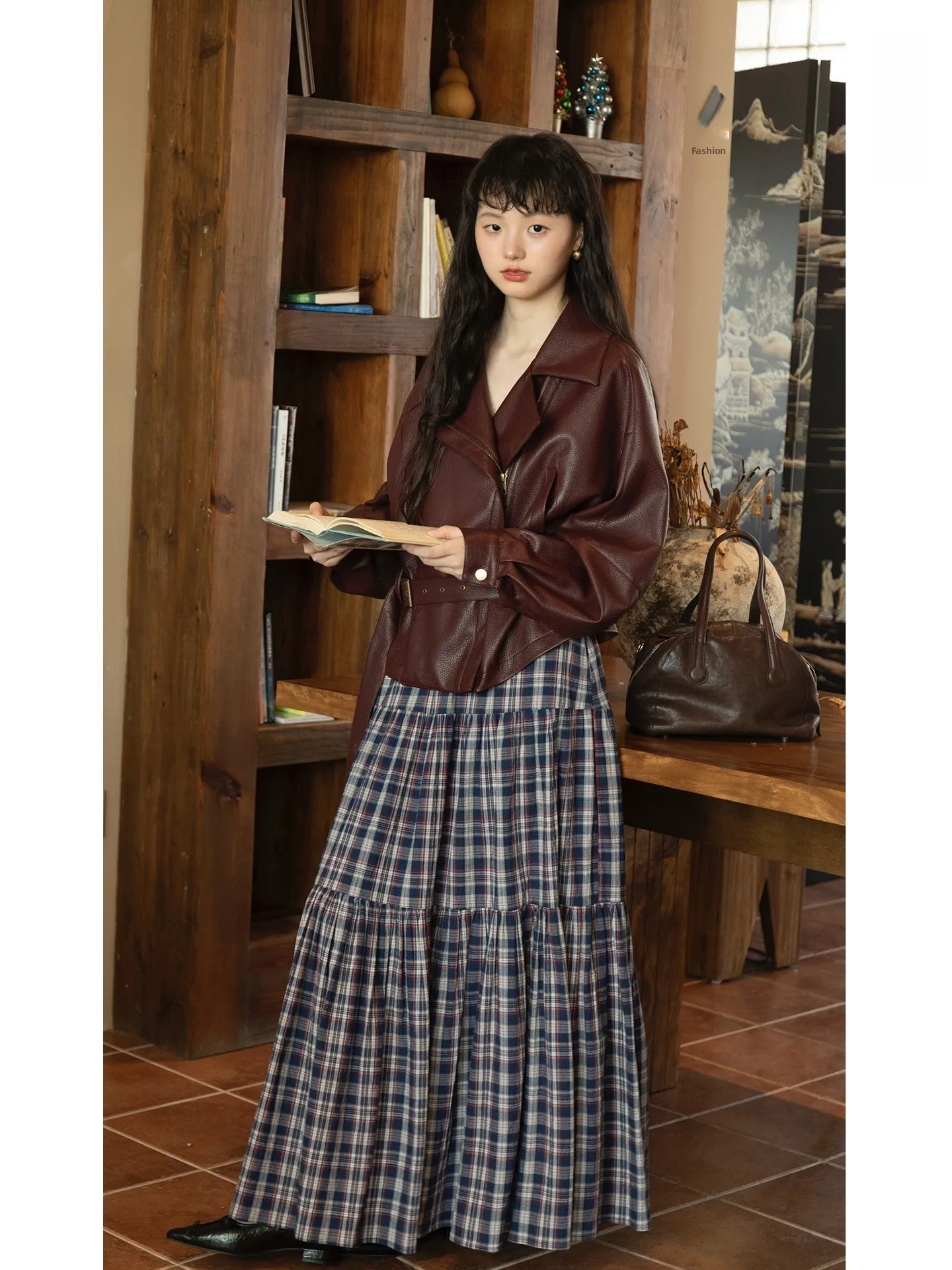 Jaqueta Feminina de Couro Vermelho Vinho BUD com Cinto e Gola Grande – Nova Coleção Outono – Elegante e Moderna