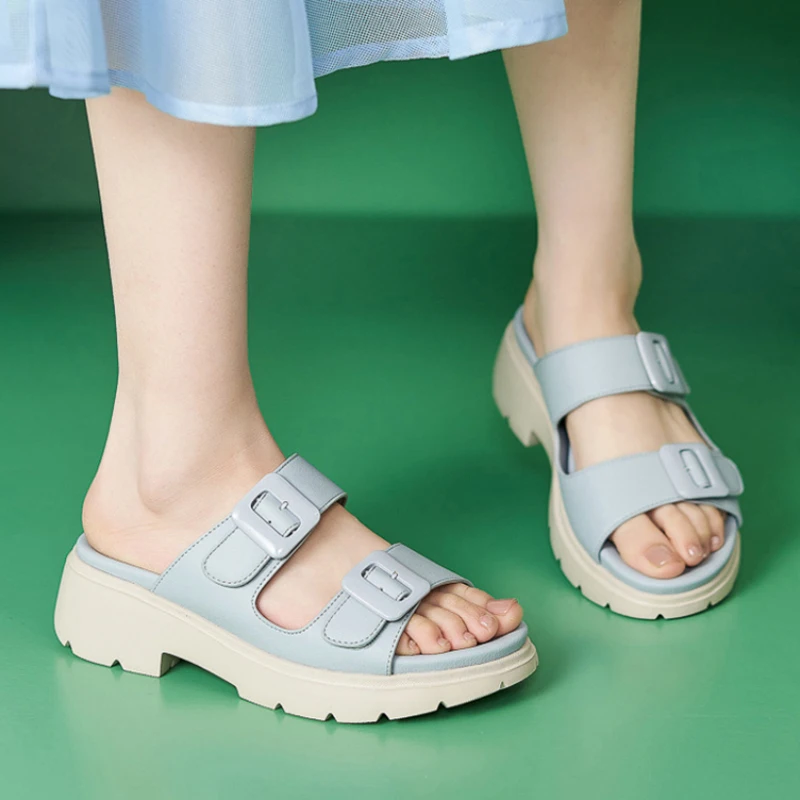 

The 2026 New Thick-Soled Summer Slippers Are Casual Comfortable And Lightweight They Can Be Worn Outside With Double Buckles