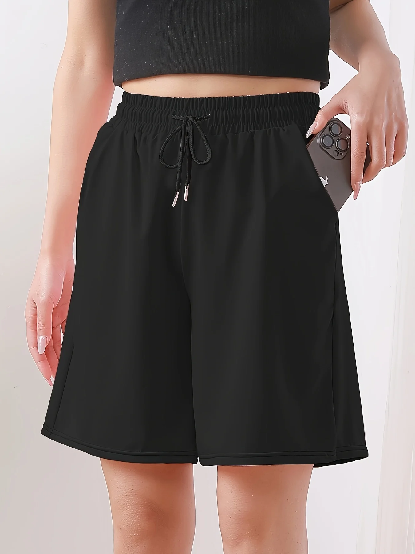 شورت نسائي برباط خفيف الوزن باللون الرمادي - كاجوال ومريح، مناسب للجري والرياضة والتمرين.