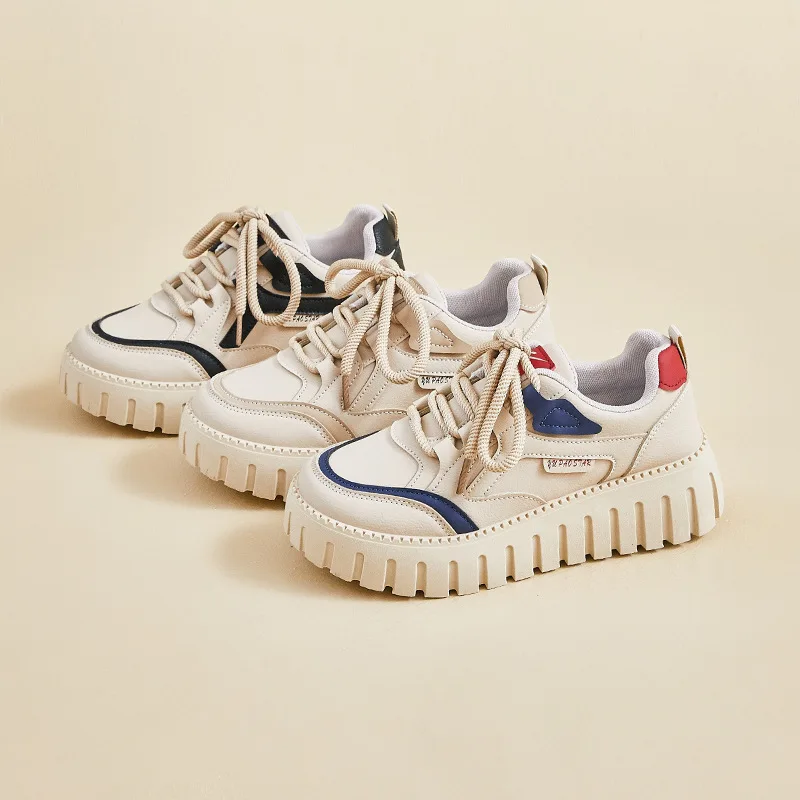 أحذية رياضية بيضاء عصرية ذات نعل سميك للنساء أحذية كاجوال لزيادة الارتفاع لفصل الربيع والخريف