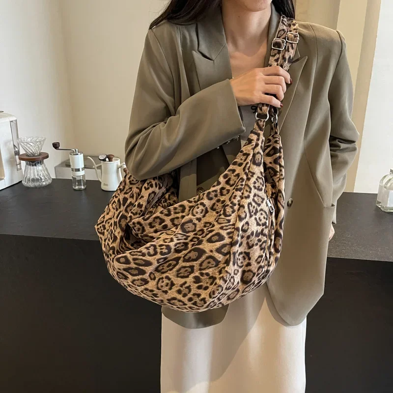 ทุกวันเรียบง่ายและขี้เกียจสไตล์ Retro Leopard พิมพ์ Tote กระเป๋า 2024 ฤดูใบไม้ร่วงและฤดูหนาวใหม่ขนาดใหญ่ความจุไหล่กระเป๋า