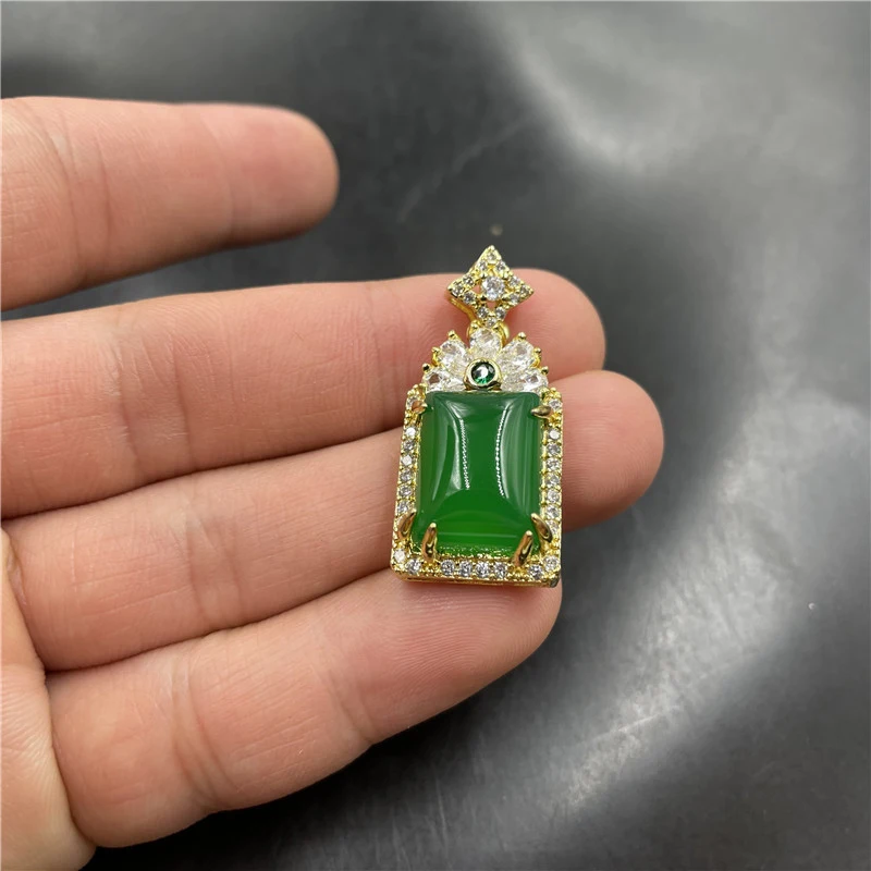 

Инкрустированный хризопразом маленький квадратный кулон, амулет мира из солнечного зеленого агата.