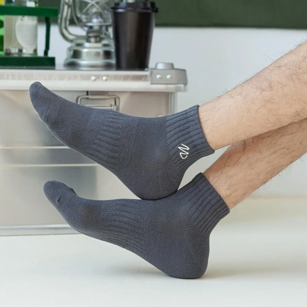 7 Pasang Kaus Kaki Anak Laki-laki Warna Polos Sederhana Kaus Kaki Bordir Bersirkulasi Tabung Pendek EUR 37-44 Kaus Kaki Pria