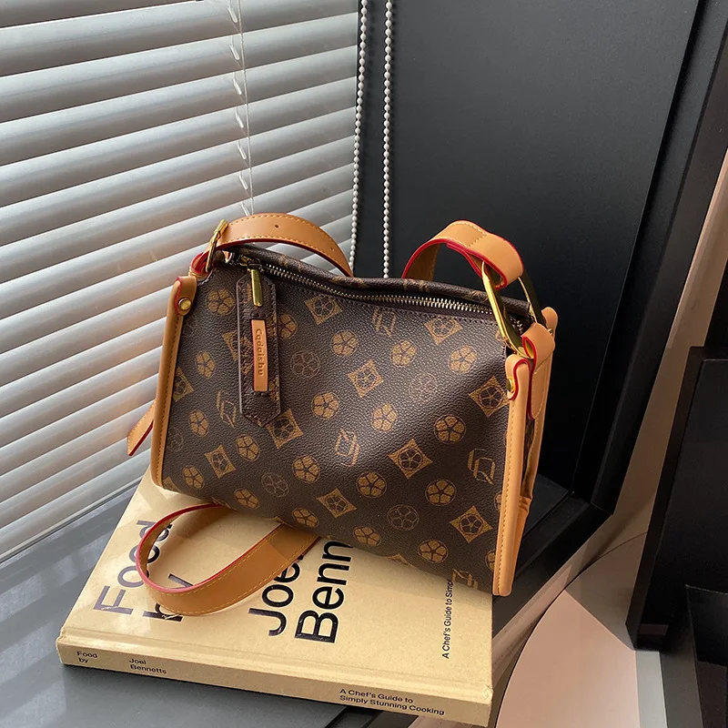 

2025 Niche Luxe Pillow Bag, Spacious Shoulder Purse, Women's Commuter Crossbody, Day to Night Tote, Minimalist Leather Bag