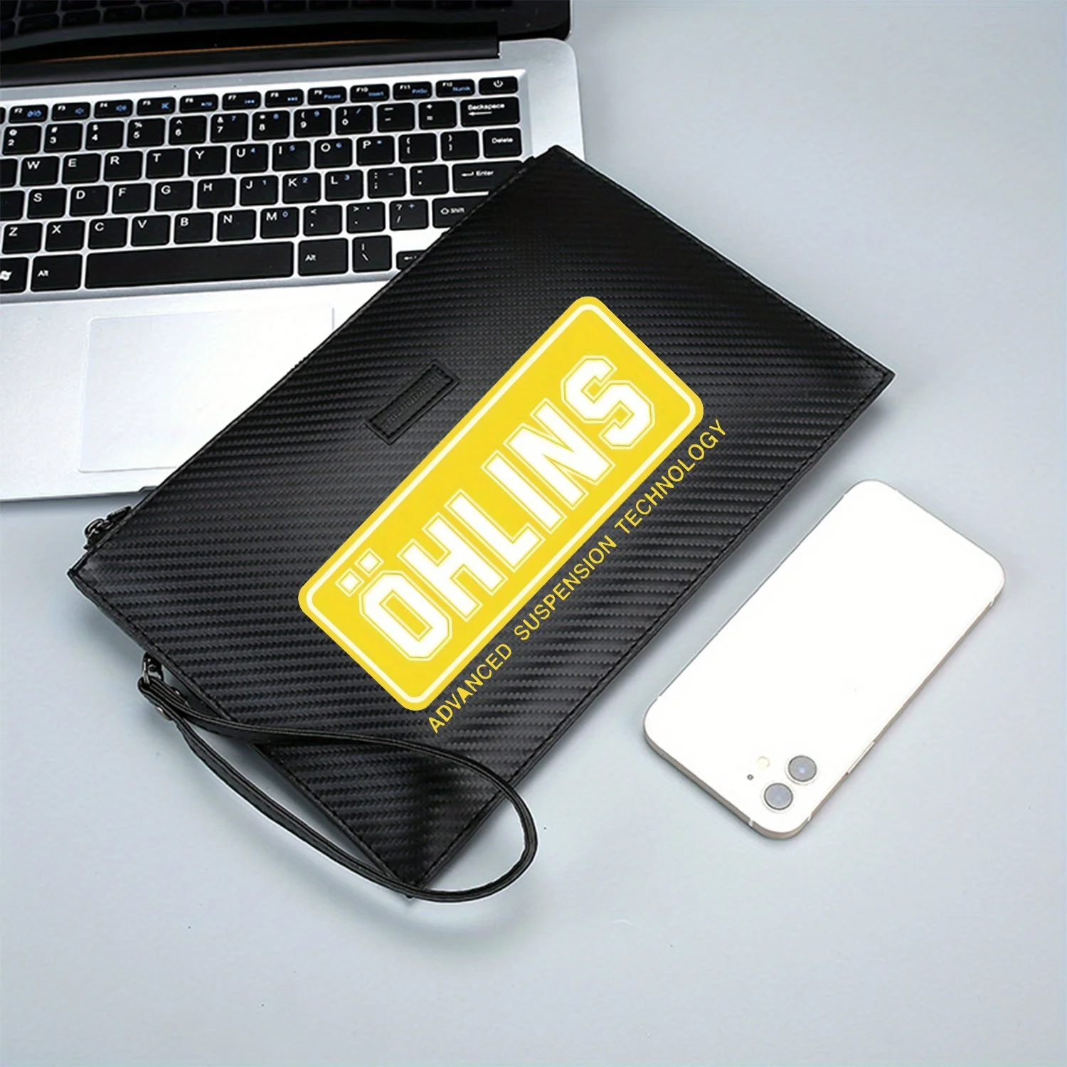 تقنية تعليق شعار العلامة التجارية الصفراء حقيبة يد رجالية أنيقة مطبوعة من البولي يوريثان عصرية وعملية للحمل اليومي