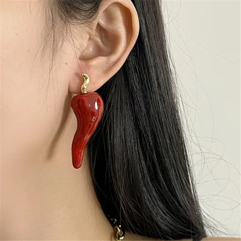 Retro European And American Metal Oil-Drop Red Pepper Earrings And Necklace Set for Women Unique High-End Feel Jewelry Gift