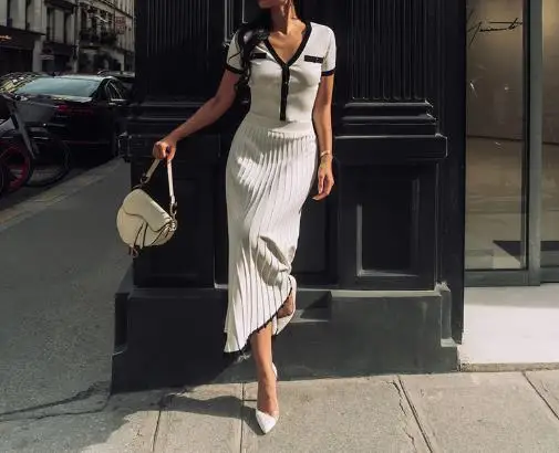 

Комплект из двух предметов. Женский наряд. Весна-Лето 2023. Новая контрастная укороченная футболка с v-образным вырезом и короткими рукавами и плиссированная юбка с высокой талией.