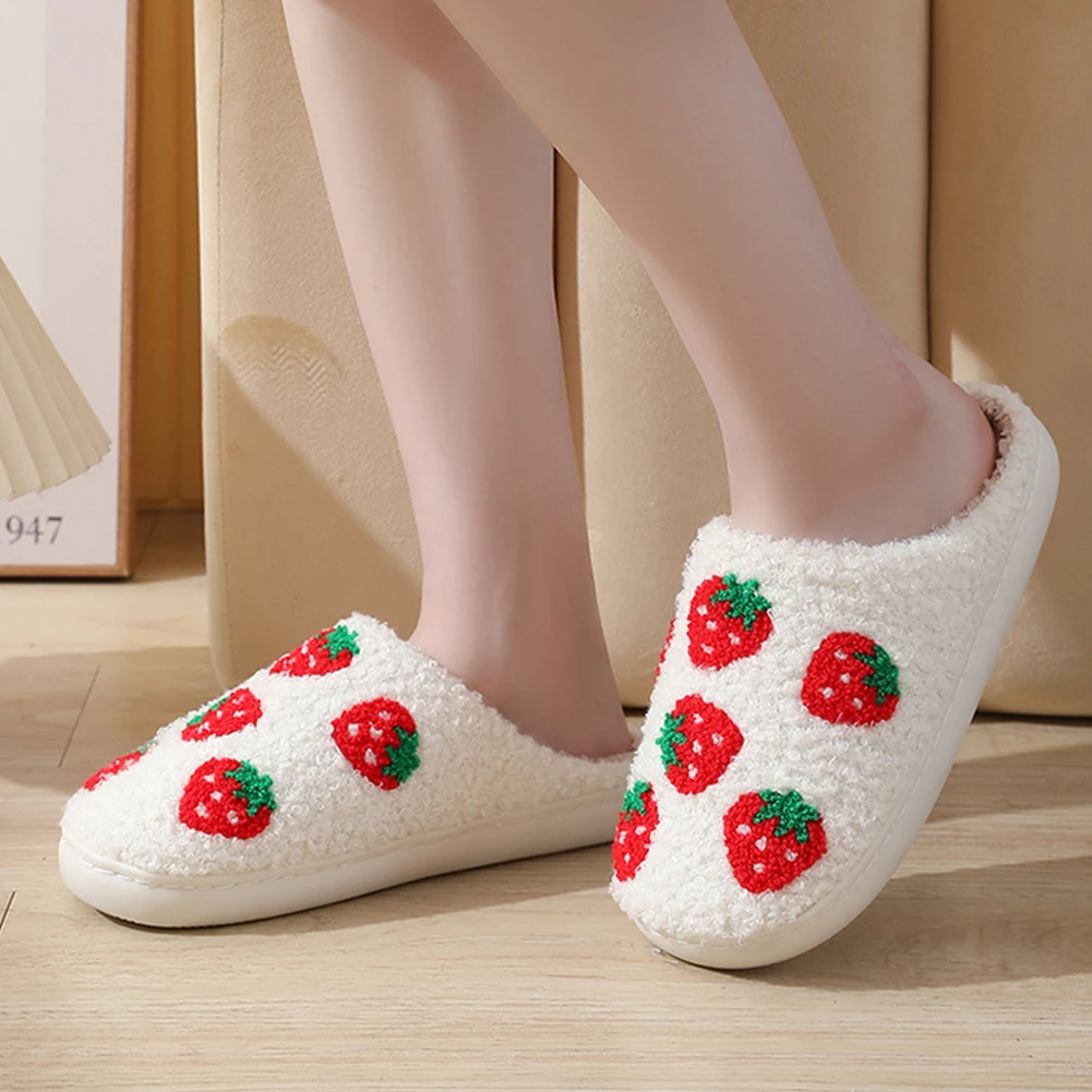 

Клубничные плюшевые тапочки, теплая домашняя обувь без шнуровки, противоскользящие пушистые домашние тапочки, милые клубничные тапочки для домашней спальни