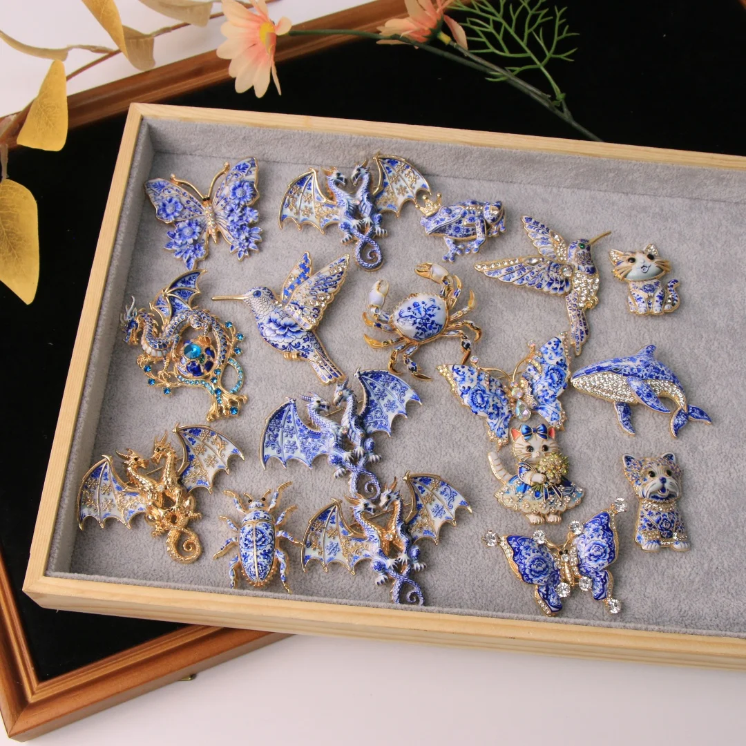 Barocke Luxus-Broschen mit Tier- und Insektenmotiven für Damen und Herren, Schmuck im Blau-Weiß-Porzellan-Stil, Modeaccessoires – Detail 4
