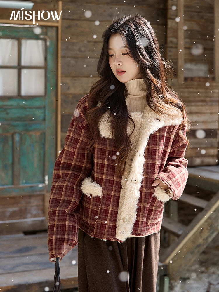 

MISHOW Рождественское женское двустороннее пальто в красную клетку в стиле ретро из овечьей шерсти, зима 2025 г., свободная теплая верхняя одежда с меховой подкладкой и лацканами MXE93W1009