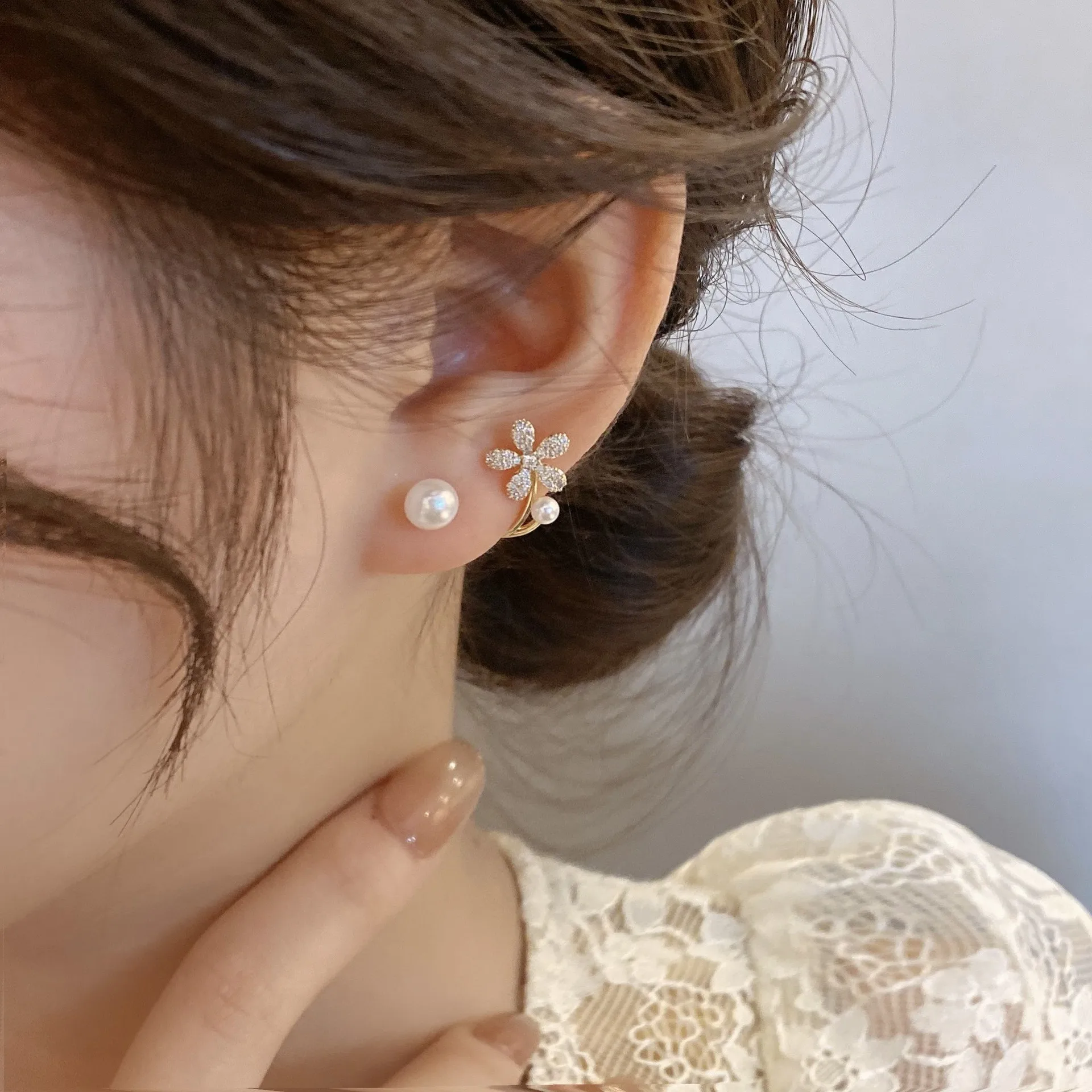 Korean High-class Pearl Crystal Stud Earrings Vintage Luxury Flower Butterfly Leaf Earrings For Women Gift Party Wedding Jewelry